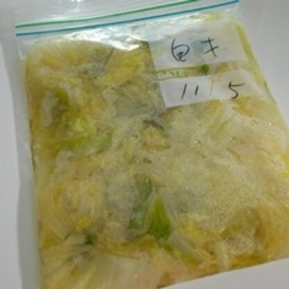 白菜が安かったので、1/2個買ったは良いけど、野菜室に入らなそう…と思っていたのですが、冷凍すれば入りますよね♪